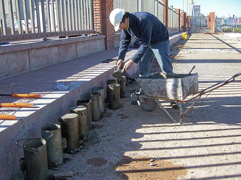 Ensayo de compresión de hormigón según normativa CIRSOC en laboratorio